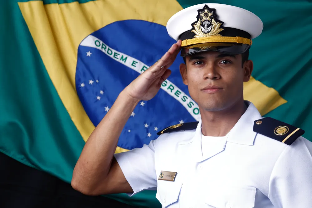 Matheus Renovato em continência diante da bandeira do Brasil, criador do Método AFC